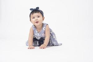 adorable niña asiática es un retrato de fondo blanco