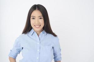 atractivo retrato de mujer asiática sobre fondo blanco