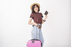 hermosa joven turista asiática feliz en el estudio de fondo blanco foto