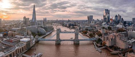 vista panorámica aérea de la puesta de sol del puente de la torre de Londres y el río Támesis