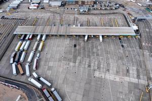 vista aérea del puerto y camiones estacionados uno al lado del otro en dover, reino unido. foto