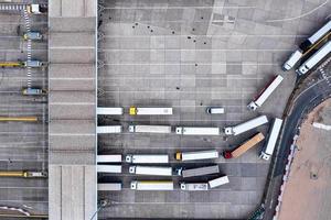 vista aérea del puerto y camiones estacionados uno al lado del otro en dover, reino unido. foto