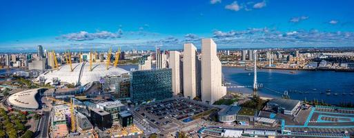 vista aérea de pájaro del icónico o2 arena cerca de la isla de los perros foto