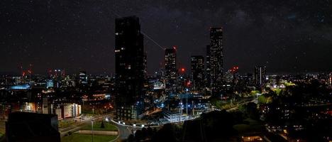 toma aérea de manchester, reino unido por la noche. foto