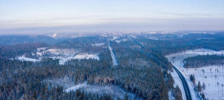 vista aérea de un bosque de pinos cubierto de nieve en invierno. textura del bosque de invierno. vista aérea. vista aérea de drones de un paisaje invernal. bosque cubierto de nieve. fotografía aérea foto