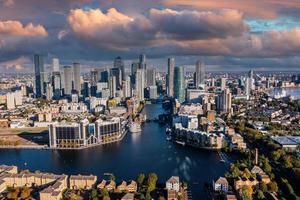 vista panorámica aérea del distrito financiero de canary wharf en londres, reino unido. foto