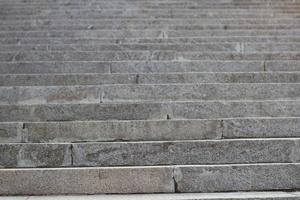 escaleras abstractas en blanco y negro, escalones abstractos, escaleras en la ciudad. escaleras de granito, amplias escaleras de piedra que se ven a menudo en monumentos y lugares emblemáticos. enfoque selectivo. foto