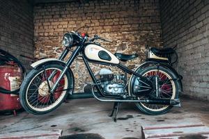 bicicleta de motor vintage en el garaje. foto