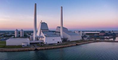 vista aérea de la central eléctrica. una de las centrales eléctricas más bellas y ecológicas del mundo. esg energía verde. foto