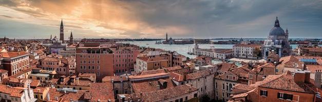 vista aérea de la iglesia de santa maria della salute en venecia foto