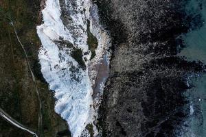 vista aérea de los acantilados blancos de dover. vista de cerca de los acantilados desde el lado del mar. foto