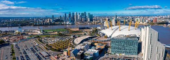 vista aérea de pájaro del icónico o2 arena cerca de la isla de los perros foto