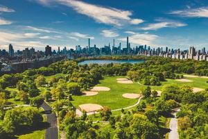 vista aérea del parque central en manhattan, nueva york. enorme hermoso parque está rodeado de rascacielos foto