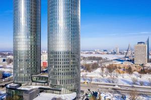 Riga, Letonia. 10 de febrero de 2020. vista aérea de las torres z en riga, letonia durante el frío y soleado día de invierno. foto