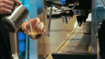 barista haciendo café en una máquina de café en una cafetería concurrida