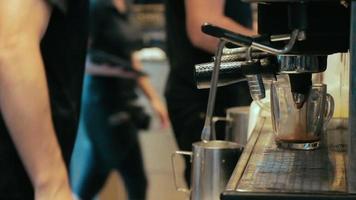 Barista macht Kaffee in einer Kaffeemaschine in einem belebten Café? video