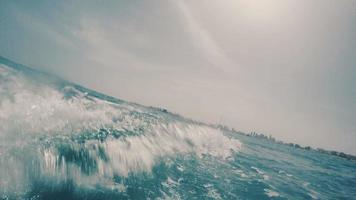 ondas e turbulência com bolhas em movimento na vista traseira do nível do mar video