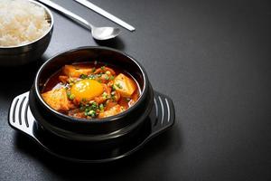 sopa de kimchi con tofu y huevo o estofado de kimchi coreano foto