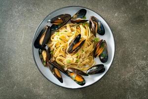 linguine spaghetti pasta vongole white wine sauce photo