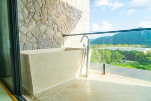 Bañera en el balcón con fondo de montaña