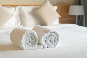 toalla blanca en la cama en el dormitorio foto