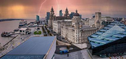 vista aérea de la arquitectura moderna en liverpool, reino unido. foto