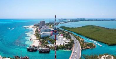 vista aérea del barco pirata jolly roger en cancún foto