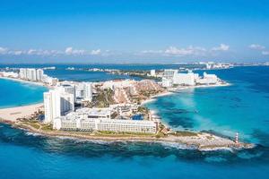 vista aerea de los hoteles de lujo en cancun foto