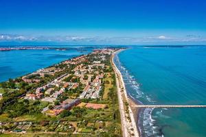 vista aérea de la isla de lido de venezia en venecia, italia. foto