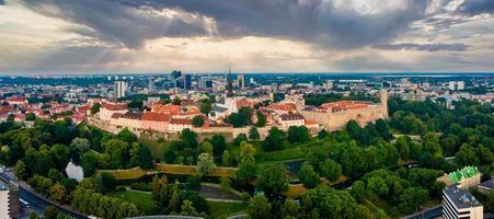 vista del castillo en tallin. escena desde arriba al atardecer. foto