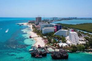 vista aérea del barco pirata jolly roger en cancún foto