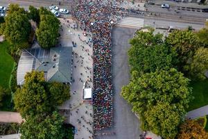 vista aérea de la multitud de personas que comienzan su carrera foto