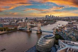 vista panorámica aérea del paisaje urbano del puente de la torre de Londres foto