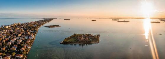 vista mágica del atardecer sobre la hermosa venecia en italia. foto