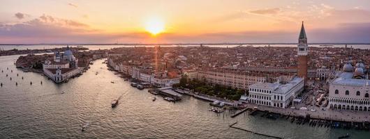 vista mágica del atardecer sobre la hermosa venecia en italia. foto