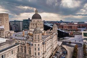 Primer plano aéreo de la torre del Royal Liver Building en Liverpool foto