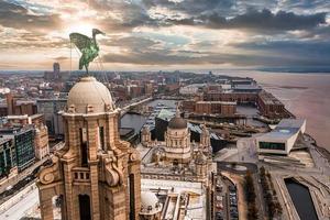 Primer plano aéreo de la torre del Royal Liver Building en Liverpool foto