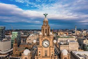 Primer plano aéreo de la torre del Royal Liver Building en Liverpool foto