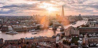 vista panorámica aérea de la puesta de sol del puente de la torre de Londres y el río Támesis foto