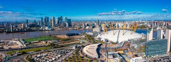 vista aérea de pájaro del icónico o2 arena cerca de la isla de los perros foto