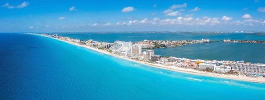 fotos aéreas de hoteles y resorts de lujo que rodean las playas