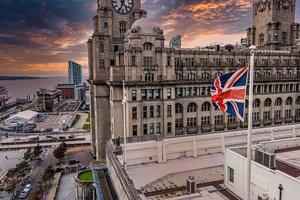 bandera británica en la parte superior del edificio en liverpool, reino unido. foto