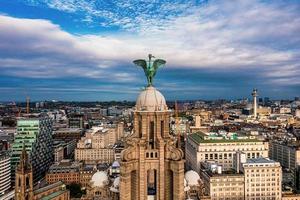 Primer plano aéreo de la torre del Royal Liver Building en Liverpool foto