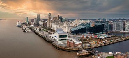 hermoso panorama de la costa de liverpool al atardecer. foto