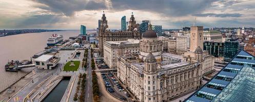 vista aérea de la arquitectura moderna en liverpool, reino unido. foto