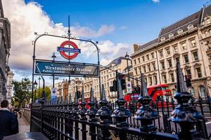 cartel subterráneo en el arco de westminster, jubilee line, londres. foto