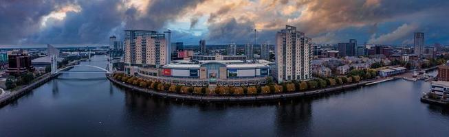 vista aérea de la ciudad de los medios del reino unido está a orillas del manchester al atardecer foto