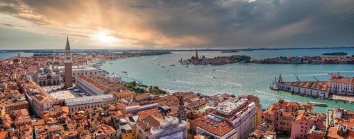 vista aérea de la icónica plaza san marco foto