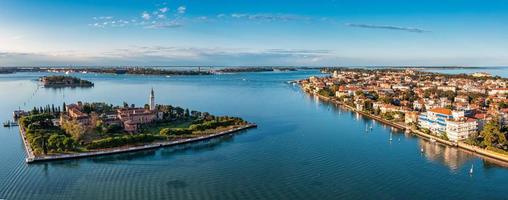 volando sobre pequeñas islas de venecia en la laguna veneciana. foto