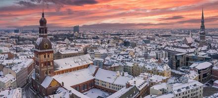 vista de invierno superior del paisaje urbano de la ciudad vieja de riga. famosa vista aérea y destino turístico de la catedral de cúpulas. viajar a letonia